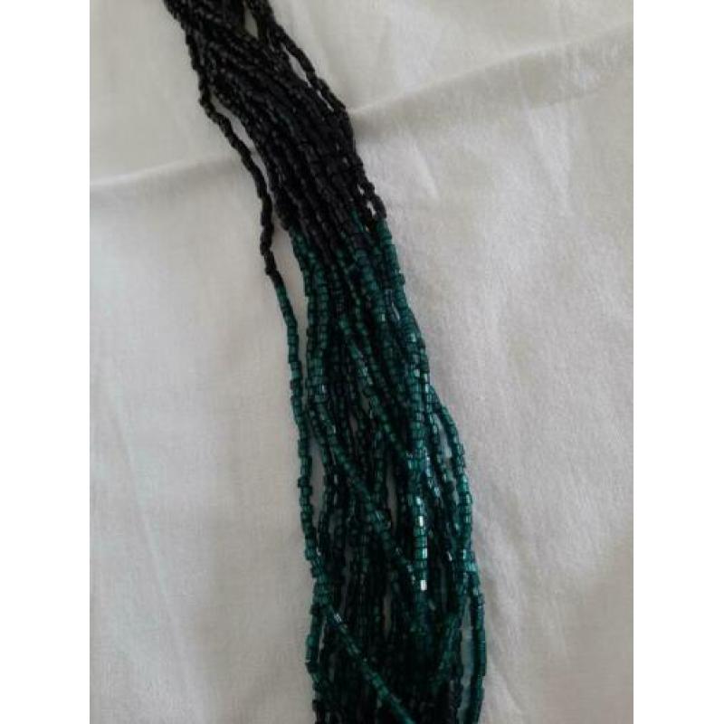 lange zwarte ketting, kleine kraaltjes zwart en groen