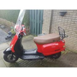 Snor scooter met blauw kenteken en papieren