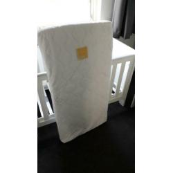 Wit ledikantje met matras