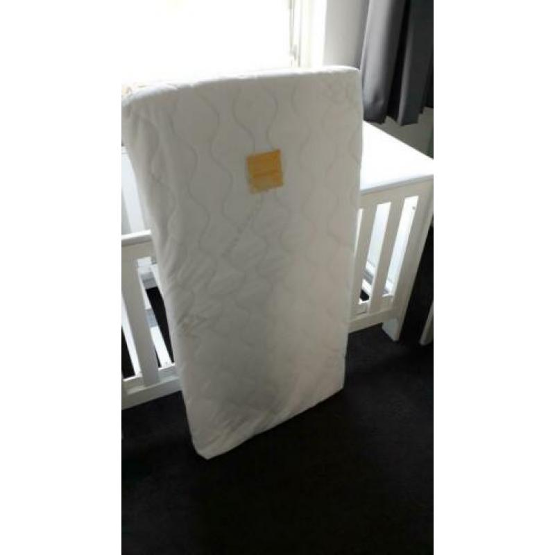 Wit ledikantje met matras