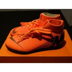NIEUW Kinder zaal voetbalschoenen Nike. Superflyx6 / Mt 35,5