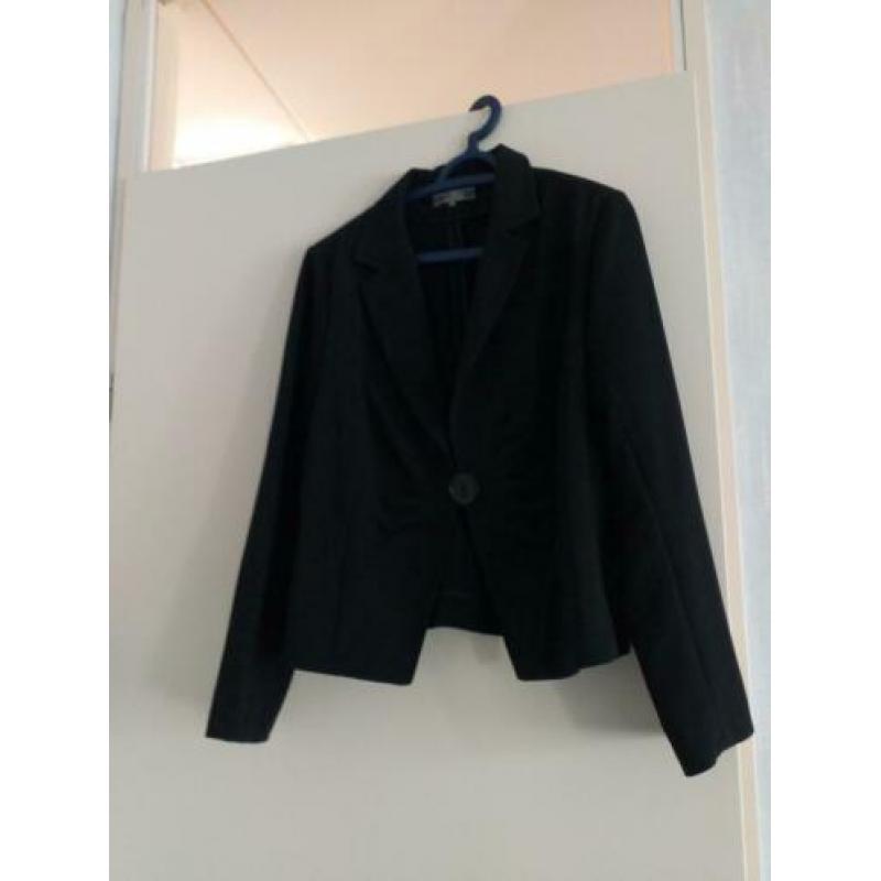 4 blazers, 3 zwart 1 rood