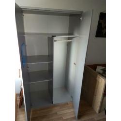 Stoere Grijs Metallic kleur kledingkast voor op jongenskamer