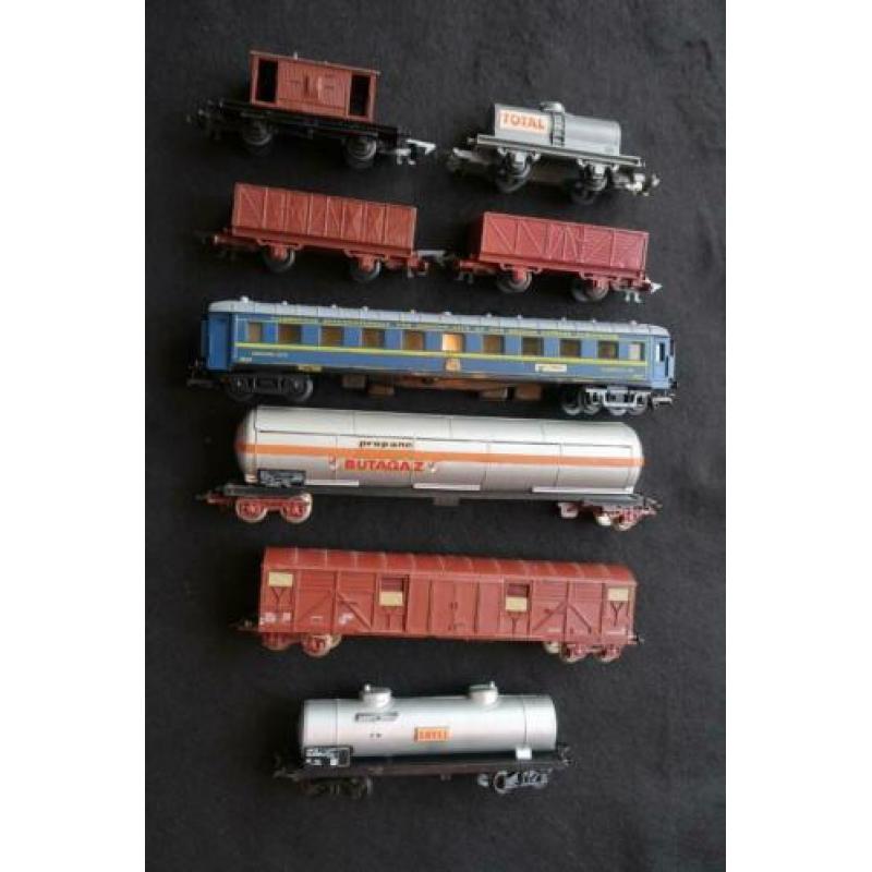 JOUEF lot 8 wagons 35€, alle zijn in goede staat met gepolij