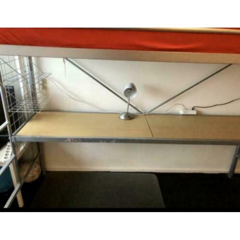 Hoogslaper met bureau