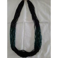 lange zwarte ketting, kleine kraaltjes zwart en groen