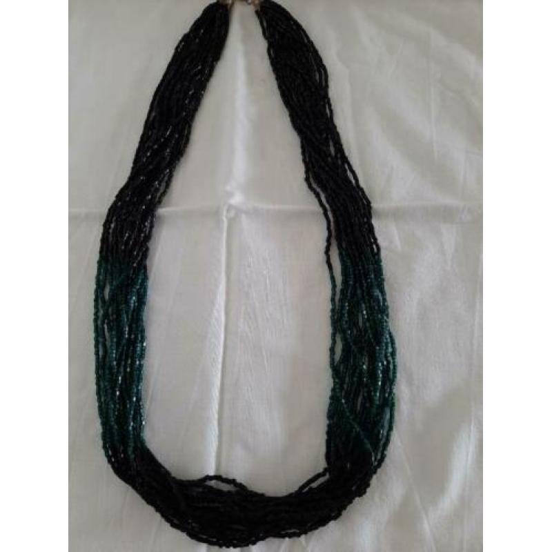 lange zwarte ketting, kleine kraaltjes zwart en groen