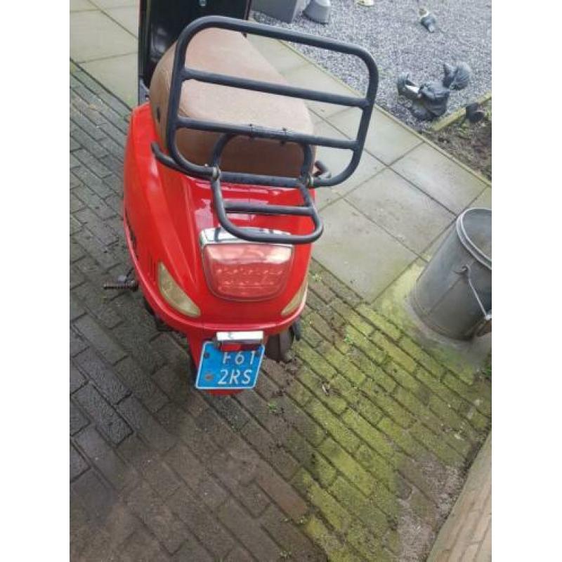 Snor scooter met blauw kenteken en papieren