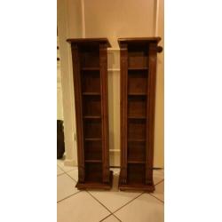 2 houten Cd standaards.