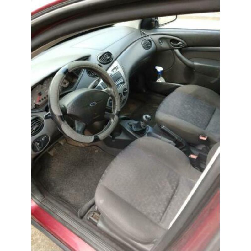Ford Focus 1.4 I Trend 5D 2001 Rood