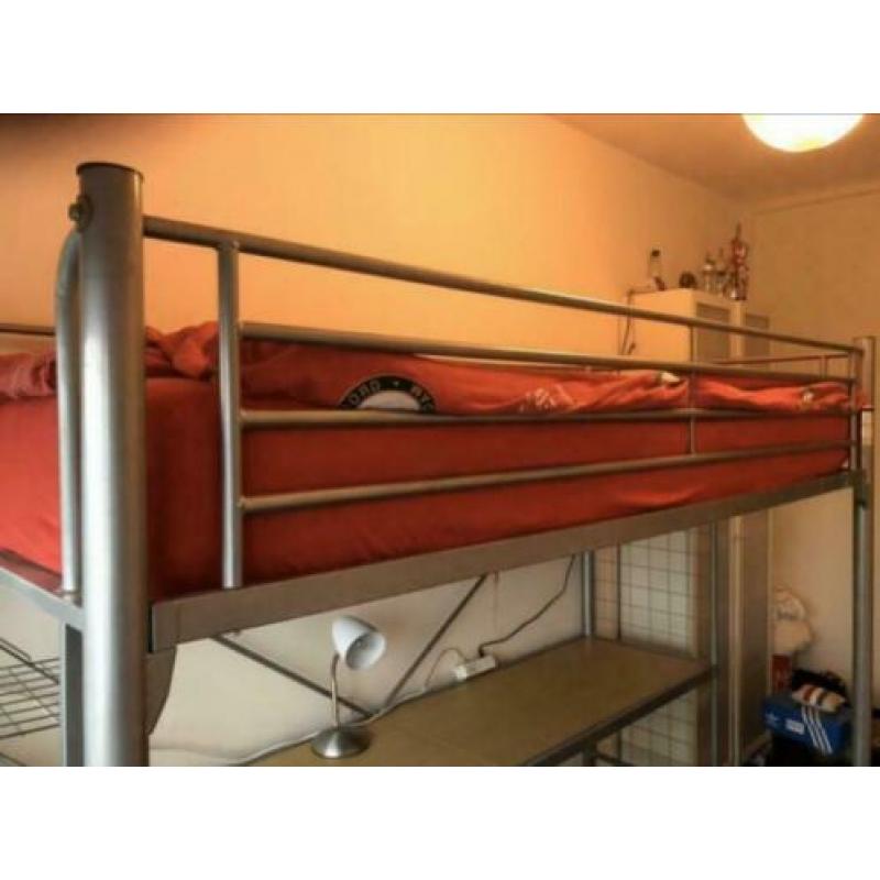 Hoogslaper met bureau