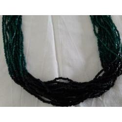 lange zwarte ketting, kleine kraaltjes zwart en groen