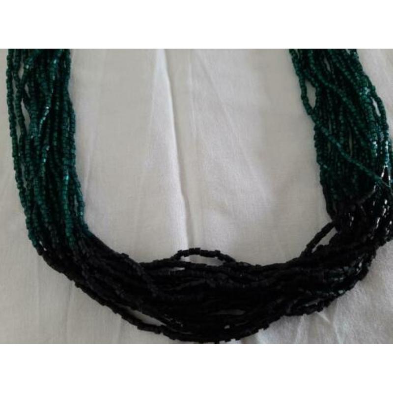 lange zwarte ketting, kleine kraaltjes zwart en groen