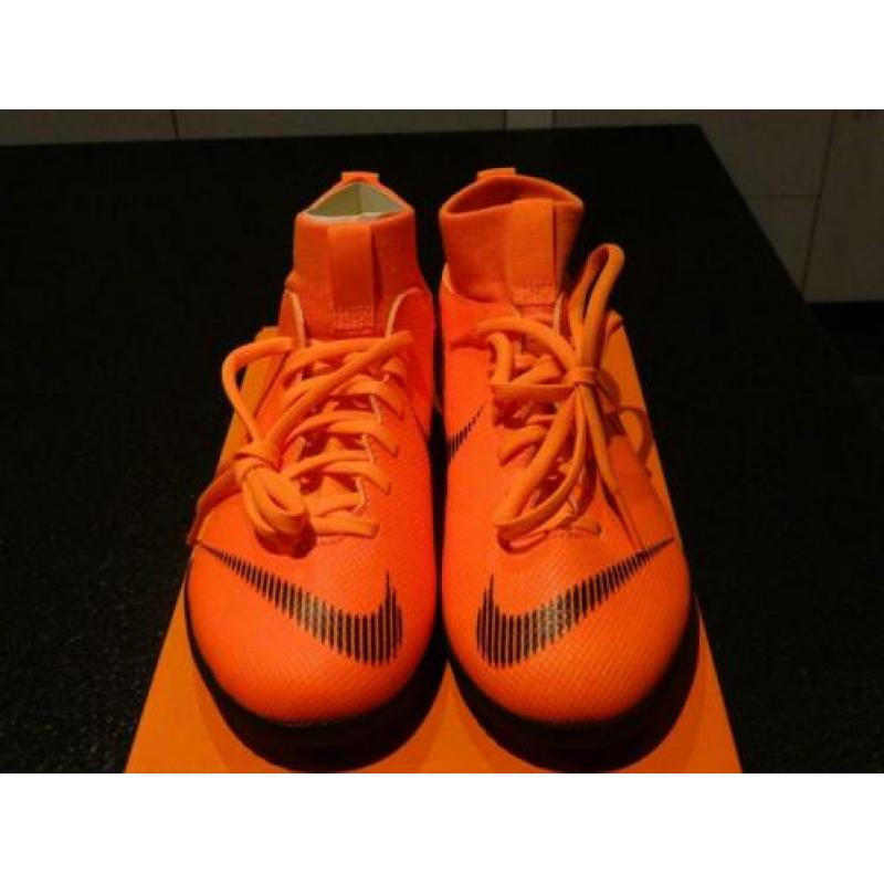NIEUW Kinder zaal voetbalschoenen Nike. Superflyx6 / Mt 35,5
