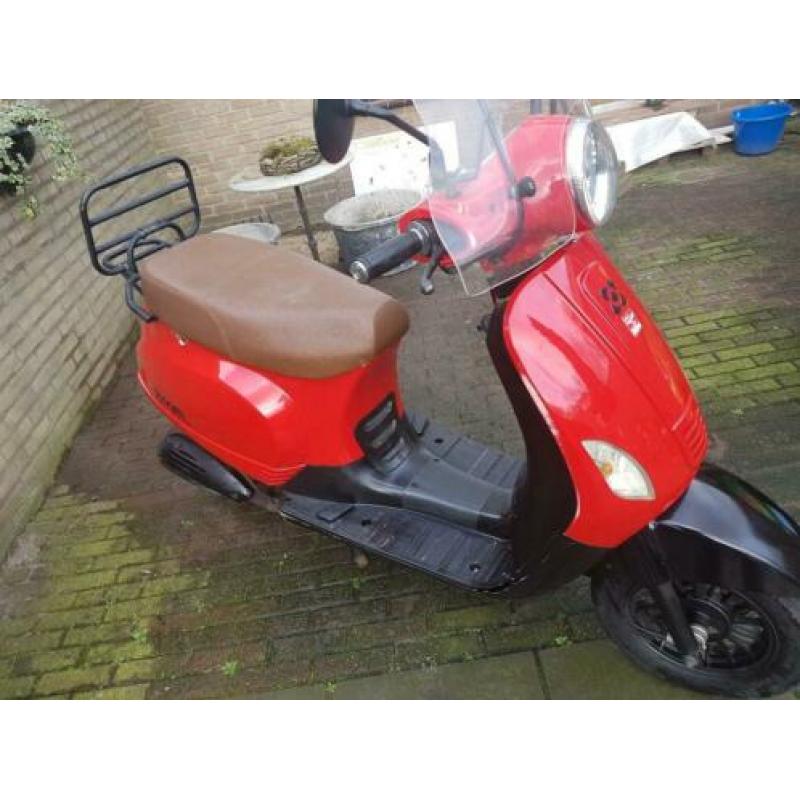 Snor scooter met blauw kenteken en papieren