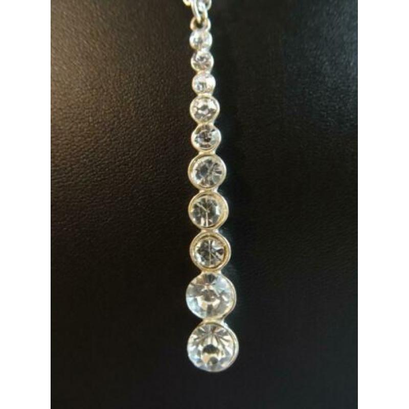 Zilverkleurige ketting met lange strass hanger