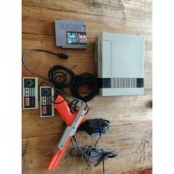 nes 8bit met 2 spellen 2 controllers en de zapper