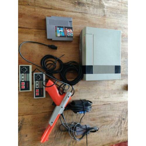 nes 8bit met 2 spellen 2 controllers en de zapper