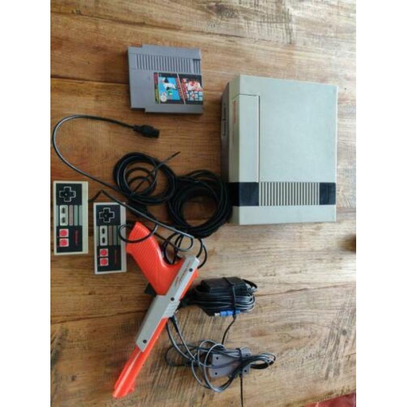 nes 8bit met 2 spellen 2 controllers en de zapper