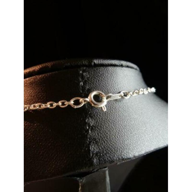 Zilverkleurige ketting met lange strass hanger