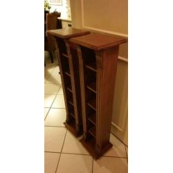 2 houten Cd standaards.