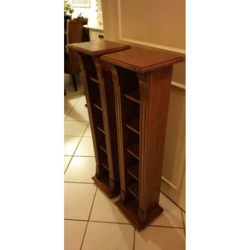 2 houten Cd standaards.