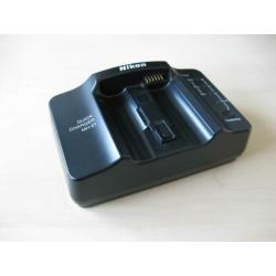 Nikon MH-21 snellader in uitstekende staat.