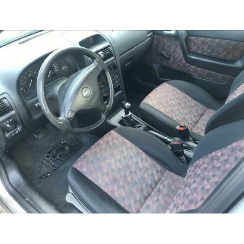 Opel Astra 1.6 I 16V SDN 2000 Grijs