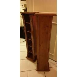 2 houten Cd standaards.