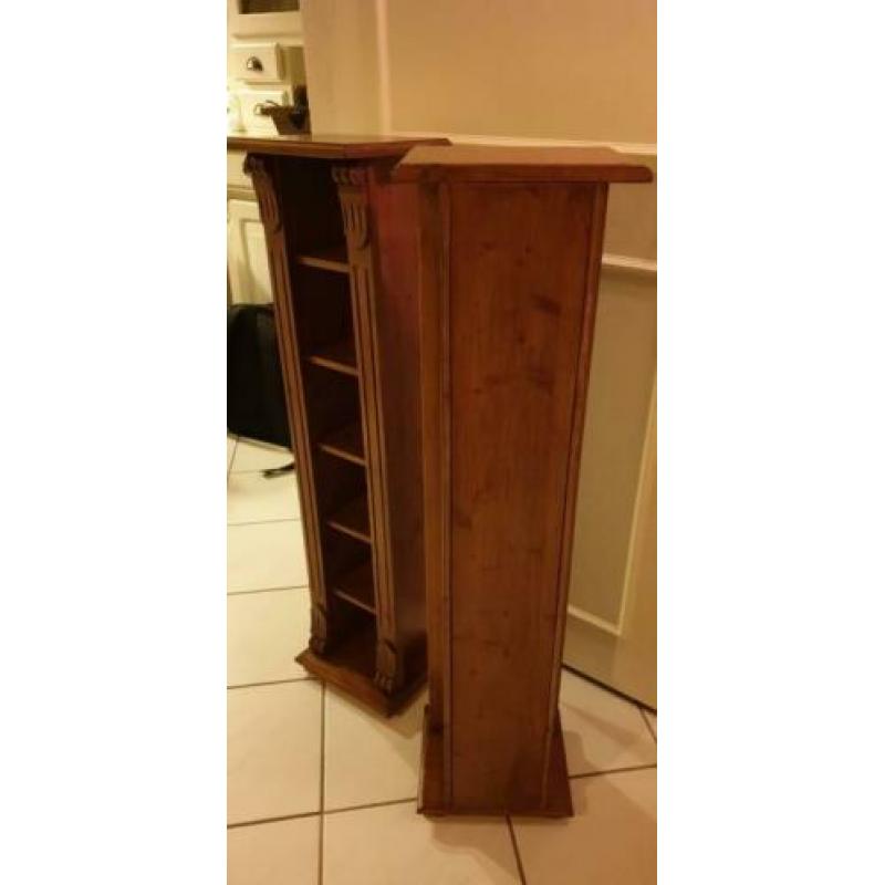 2 houten Cd standaards.