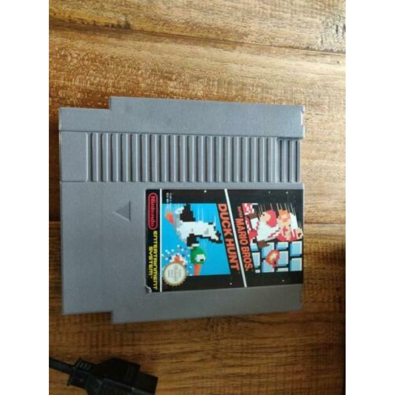 nes 8bit met 2 spellen 2 controllers en de zapper
