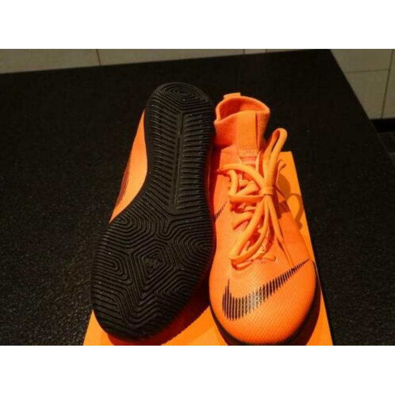 NIEUW Kinder zaal voetbalschoenen Nike. Superflyx6 / Mt 35,5