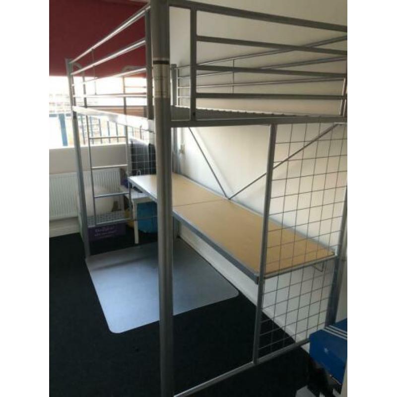 Hoogslaper met bureau