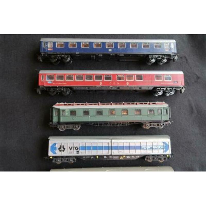 JOUEF lot 8 wagons 35€, alle zijn in goede staat met gepolij