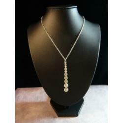 Zilverkleurige ketting met lange strass hanger