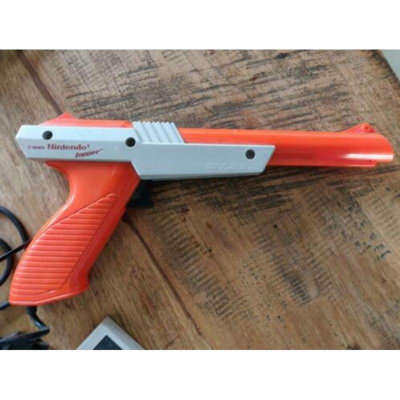 nes 8bit met 2 spellen 2 controllers en de zapper