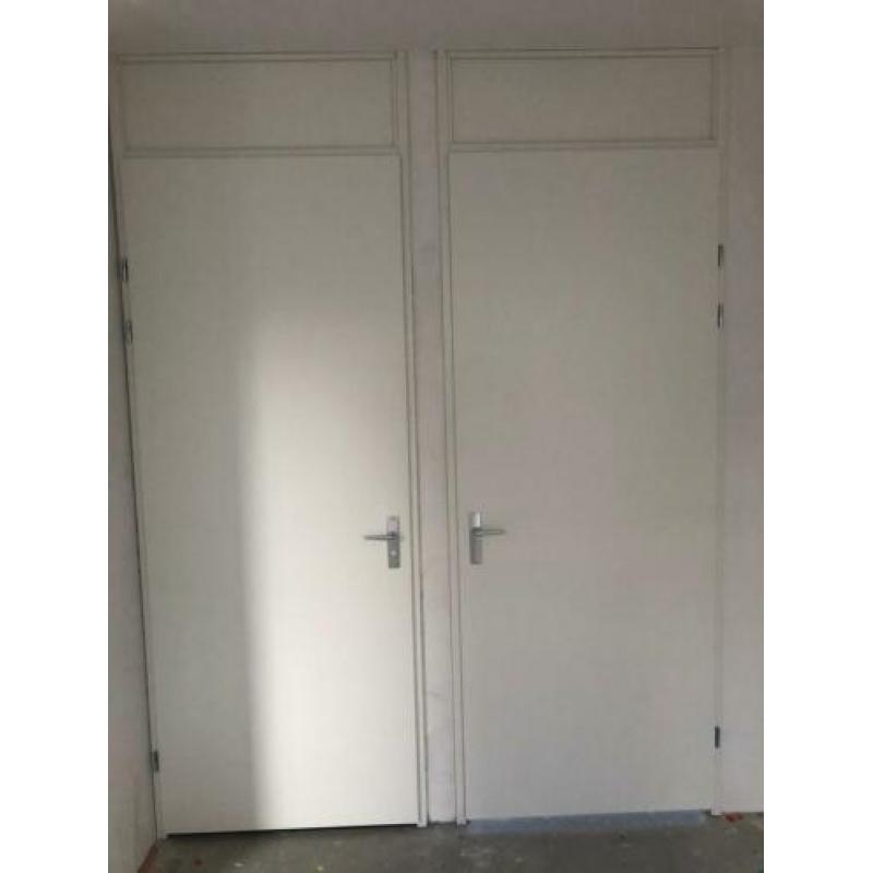Opdek deuren + stalen kozijnen.