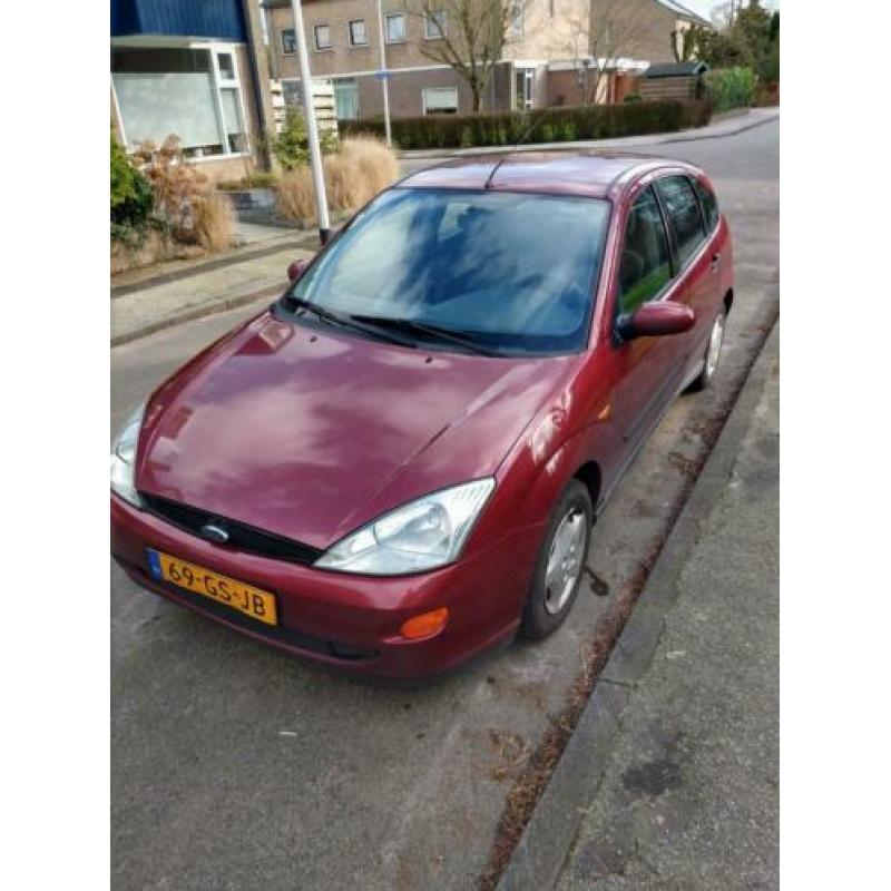 Ford Focus 1.4 I Trend 5D 2001 Rood