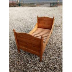 631 a, antiek grenen bed (matrasmaat 90 x190 cm) te koop