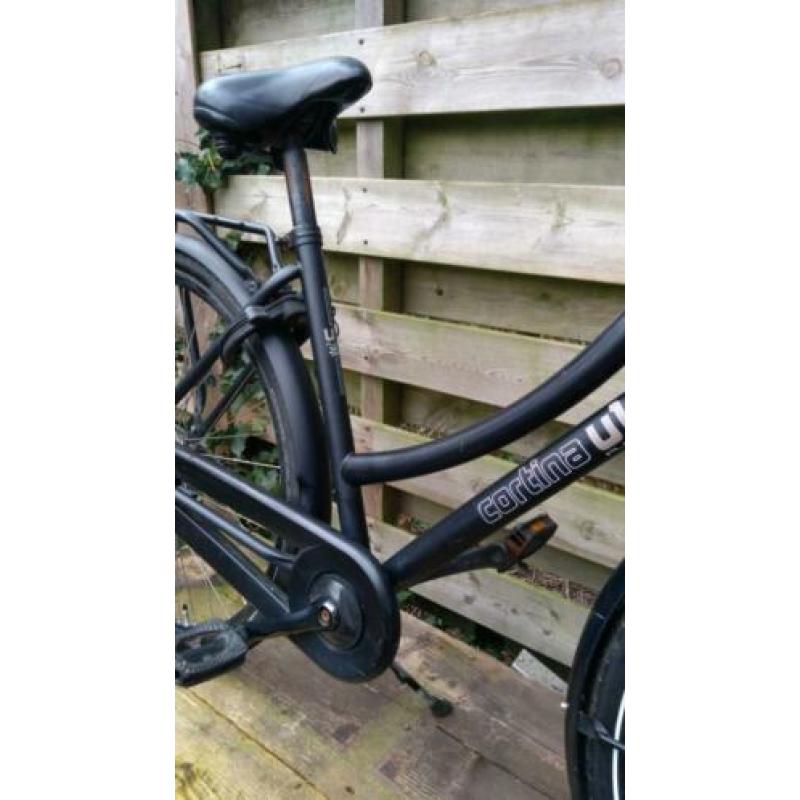 CORTINA U1 damesfiets transportfiets zwart met krat