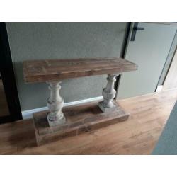 Stoer en sober sidetable