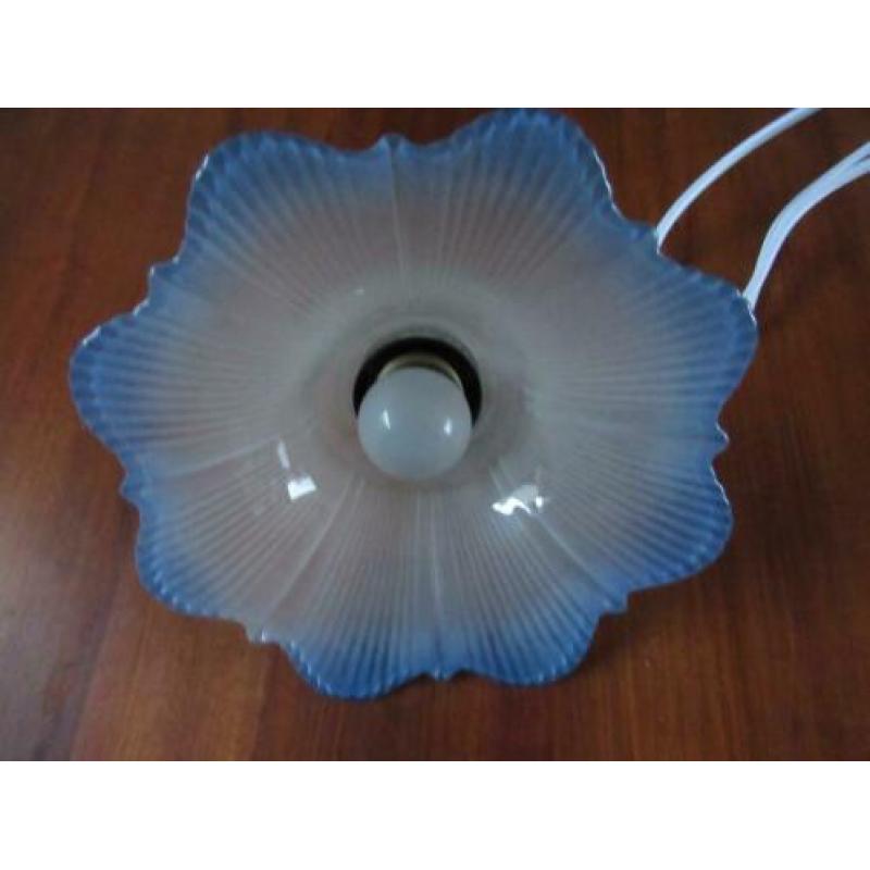 Glazen hanglamp rokkap blauw jaren 40