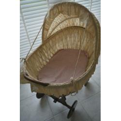 Babywieg rotan nostalgisch met matras orig. bekleding kant