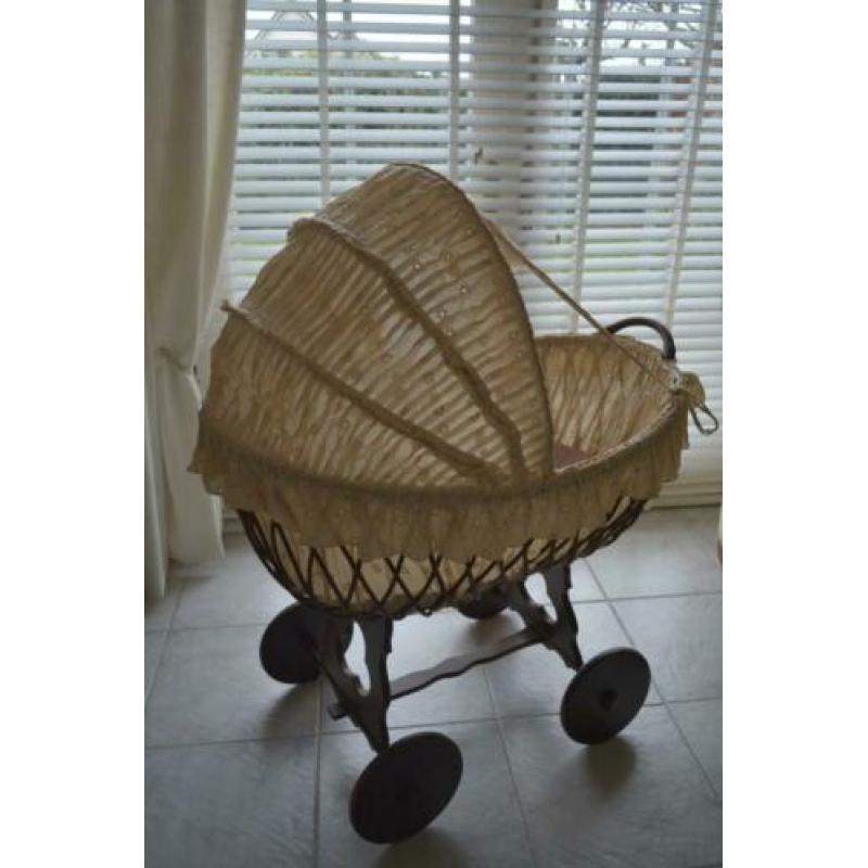 Babywieg rotan nostalgisch met matras orig. bekleding kant