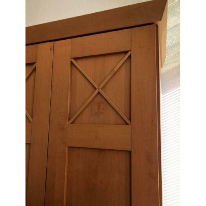 Houten kledingkast met twee hanggedeeltes en 4 planken