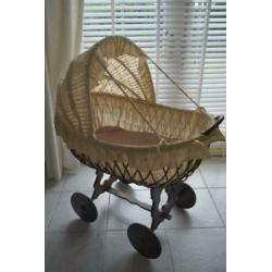 Babywieg rotan nostalgisch met matras orig. bekleding kant
