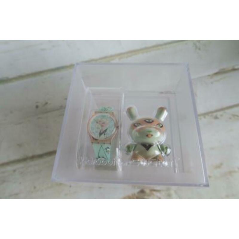Kidrobot for Swatch Originals GB132 Tara McPherson Horloge