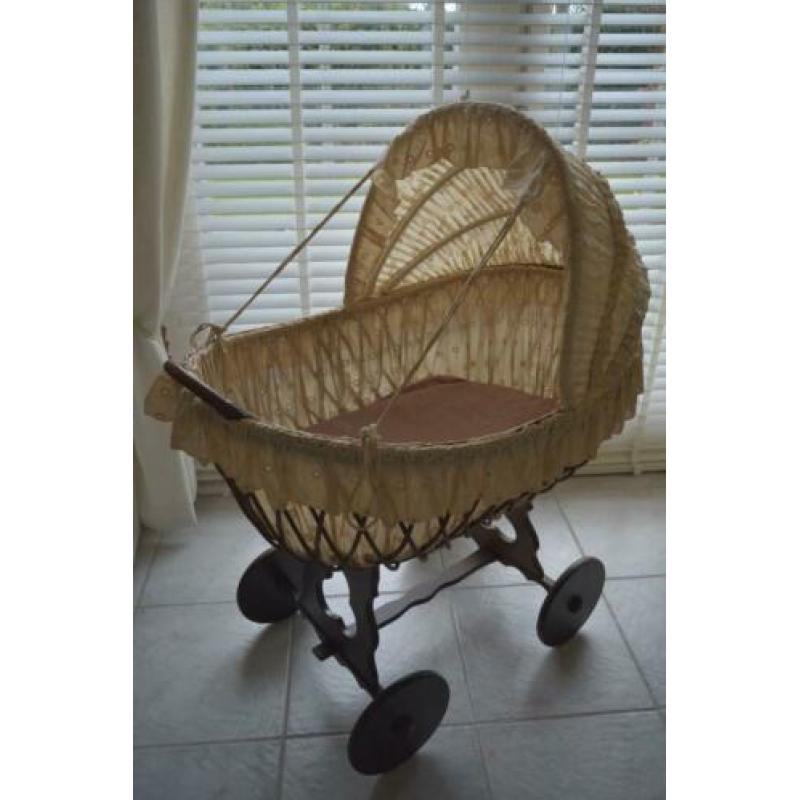 Babywieg rotan nostalgisch met matras orig. bekleding kant