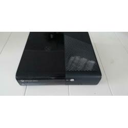 Xbox 360 E joysticks spelletjes kabels