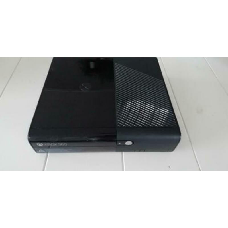 Xbox 360 E joysticks spelletjes kabels